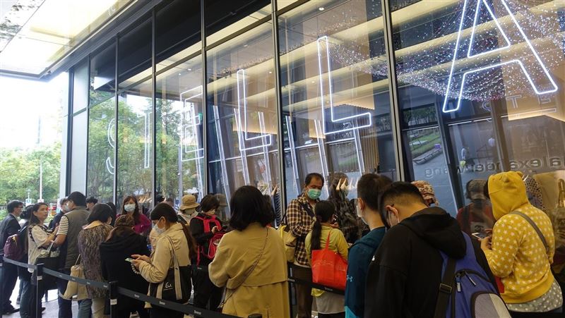 信義新光、微風百貨周年慶首日捷報