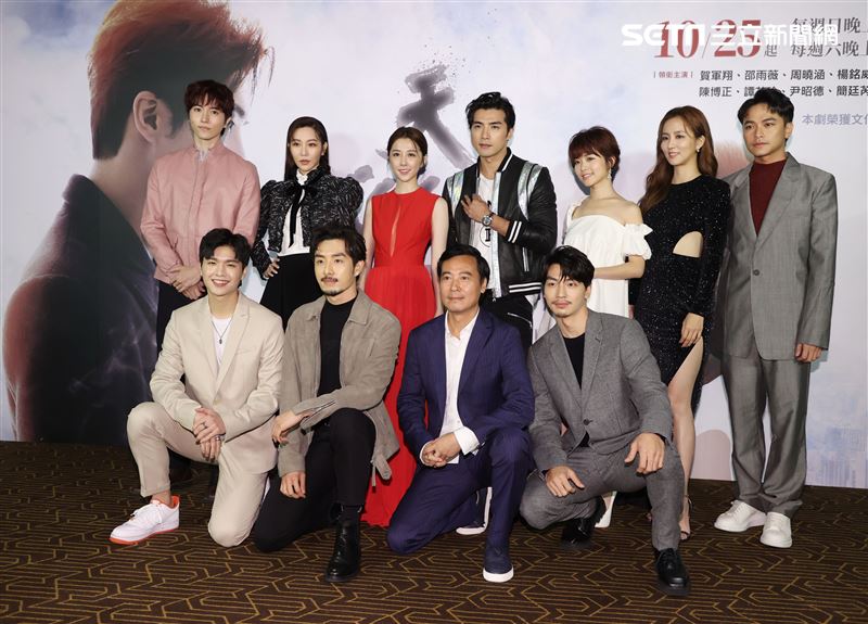 「天巡者」演員賀軍翔、邵雨薇、周曉涵、曾莞婷、楊銘威、陳璽安、程雅晨、張洛偍、尹昭德、簡廷芮、管麟、王碩瀚等，都出席盛大首映會。（記者邱榮吉/攝影）