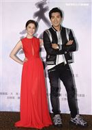 「天巡者」演員賀軍翔、邵雨薇出席首映會。（記者邱榮吉/攝影）