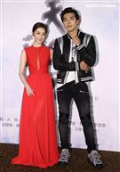 「天巡者」演員賀軍翔、邵雨薇出席首映會。（記者邱榮吉/攝影）