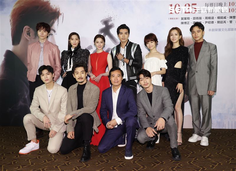 「天巡者」演員賀軍翔、邵雨薇、周曉涵、曾莞婷、楊銘威、陳璽安、程雅晨、張洛偍、尹昭德、簡廷芮、管麟、王碩瀚等，都出席盛大首映會。（記者邱榮吉/攝影）