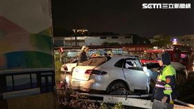 新北市淡水區傳出白色保時捷自撞分隔島事故。（圖／翻攝畫面）