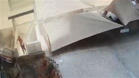 除了男子所在的樓梯間，附近其他地方全都塌陷。（圖／翻攝自推特） 