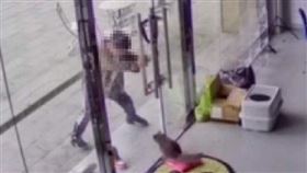 男孩用玻璃門夾住貓咪的頭。（圖／翻攝自澎湃新聞）