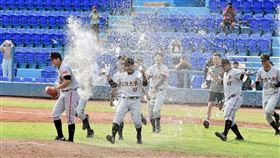 文化大學梅花旗2連霸梅花旗全國大學棒球錦標賽22日進行冠軍戰，文化大學（圖）終場以7比0擊敗台灣體育大學，抱回隊史第15座冠軍，達成2連霸。（中華棒協提供）中央社記者楊啟芳傳真　109年10月22日