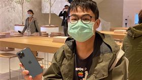 果粉入手iPhone 12 Pro新顏色iPhone 12及iPhone 12 Pro於23日開賣，已事先預購的果粉許先生在Apple信義A13直營店取貨，興奮開箱iPhone 12 Pro新顏色「太平洋藍」。中央社記者吳家豪攝  109年10月23日