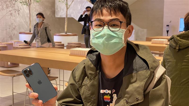 愛瘋開賣　果粉4年3度搶直營店頭香