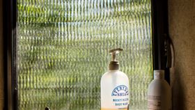 浴室 沐浴乳 洗髮精
https://www.flickr.com/photos/81968633@N04/7508986324/in/photolist-crxw2s-AMkkKr-NHDsdt-2hz4hmo-jkywF3-zps1pz-Tnrb8J-2iJpFZD-pgxZZs-5Kt2Dd-MgYm1L-2hsfQm9-bqg6jJ-2hsHC1P-A9npwq-9nJQsT-23zaXx