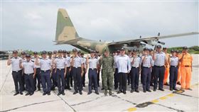 副參謀總長搭軍機赴東沙，駐防陸戰隊意外現身畫面曝（圖／軍聞社提供）