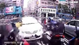 畫面曝光！駕駛彎腰撿眼鏡失控撞5車