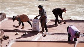 多位美國參議員22日提出決議案，敦促美國企業迴避涉及西藏強迫勞役的供應商，並就中國強迫勞役作為展開調查。圖為藏人在鹽田中勞動。（圖／中新社）
