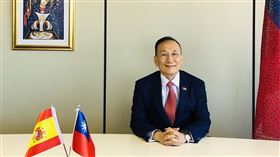 疫情影響  駐西班牙代表處以線上活動取代酒會受到疫情影響，駐西班牙代表處以線上活動取代酒會，駐西代表劉德立在線上國慶談話中強調自由、民主及人權是台灣的基因，並期望台西雙邊關係再創新猷。（駐西班牙代表處提供）中央社記者曾婷瑄巴黎傳真　109年10月10日