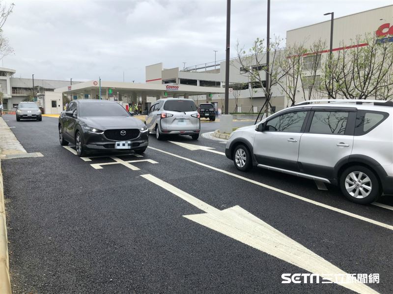 好市多加油站大排長龍已經是常態。(圖/記者張雅筑攝)