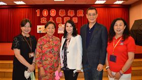 ▲（左一校長丁柔、左二董事長孫國燕）透過「祖孫日」的活動，學生與祖父母間架起三代之間溝通的橋樑。（圖／業者提供）