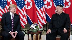 美國總統川普（左）22日在辯論會上自誇和北韓領導人金正恩（右）關係「非常好」，民主黨對手拜登痛批川普承認這個人權紀錄惡名昭彰的國家政權合法。圖為2019年2月川普和金正恩在越南河內會面。（圖／翻攝自facebook.com/WhiteHouse）
