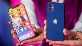 iPhone12開賣  5種顏色更輕薄蘋果iPhone 12系列手機23日開賣，iPhone 12與iPhone11相同，螢幕尺寸都是6.1吋，但更輕、更薄，有黑色、白色、綠色、紅色及藍色5種顏色。中央社記者裴禛攝  109年10月23日