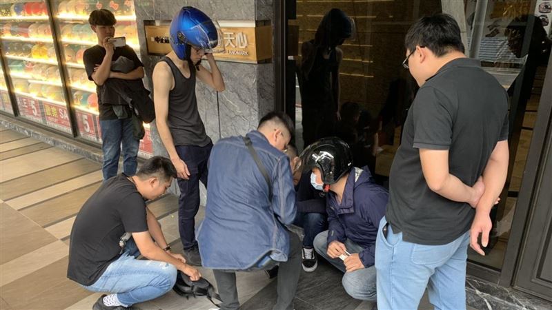 「同業」剛被抓！笨車手警身旁取款