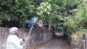 驅猴人放炮趕校園獼猴台灣獼猴近日大鬧雲林縣淵明國中，縣府23日調派驅猴人在學生上學及放學前放炮驅趕猴群，讓師生平安進出校門。（雲林縣政府提供）中央社記者蔡智明傳真　109年10月23日