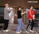 徐若瑄「V Live音樂分享會」攜手師兄熊仔、Shawn楊尚融練團唱跳嗨翻。（記者邱榮吉/攝影） 