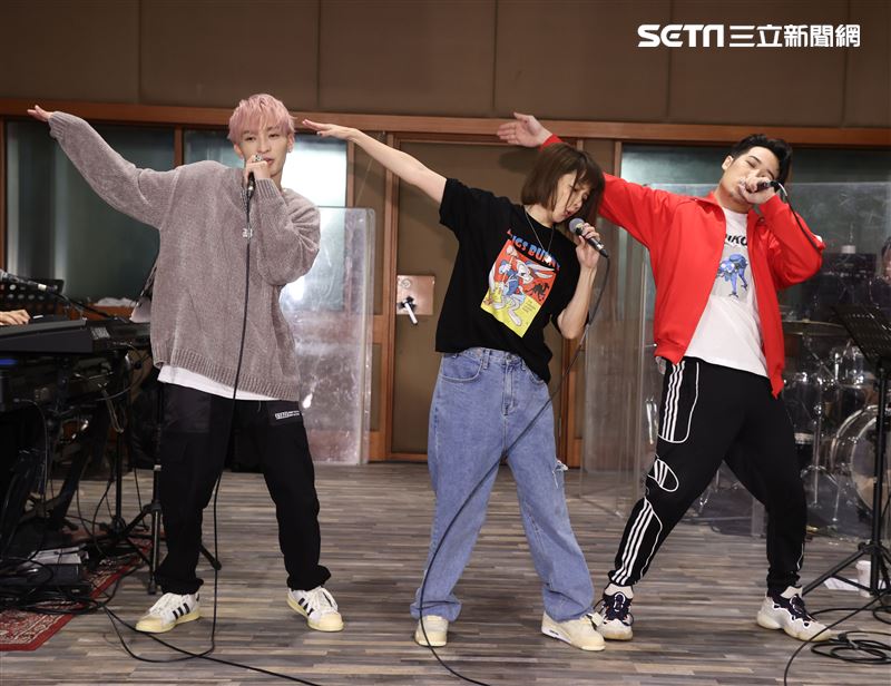 徐若瑄「V Live音樂分享會」攜手師兄熊仔、Shawn楊尚融練團唱跳嗨翻。（記者邱榮吉/攝影） 