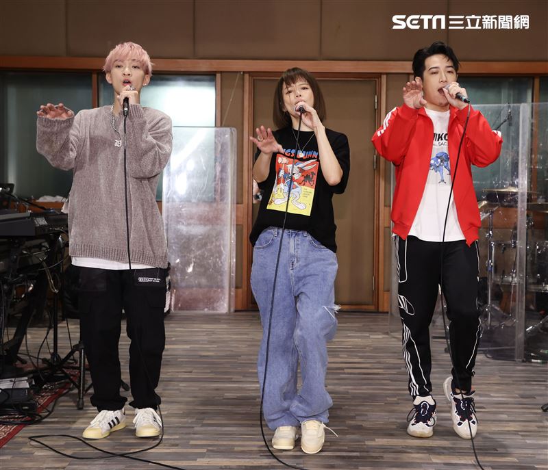 徐若瑄「V Live音樂分享會」攜手師兄熊仔、Shawn楊尚融練團唱跳嗨翻。（記者邱榮吉/攝影） 
