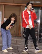 徐若瑄「V Live音樂分享會」攜手師兄熊仔、Shawn楊尚融練團唱跳嗨翻。（記者邱榮吉/攝影） 