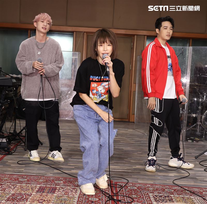 徐若瑄「V Live音樂分享會」攜手師兄熊仔、Shawn楊尚融練團唱跳嗨翻。（記者邱榮吉/攝影） 