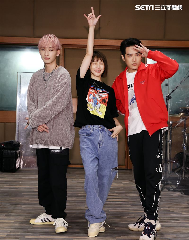 徐若瑄「V Live音樂分享會」攜手師兄熊仔、Shawn楊尚融練團唱跳嗨翻。（記者邱榮吉/攝影） 