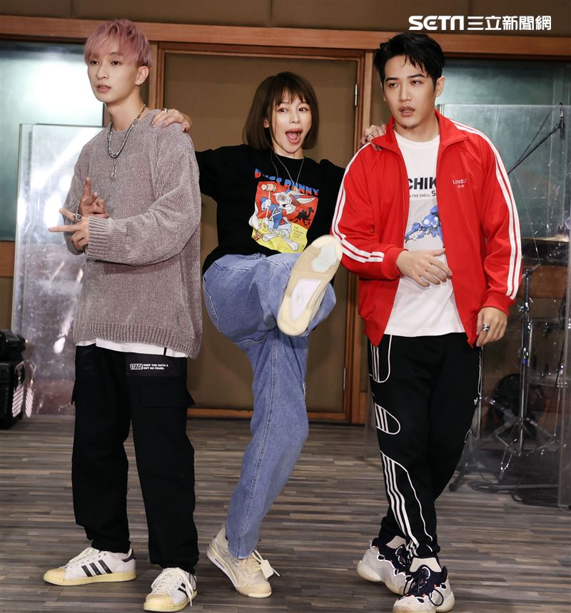 徐若瑄「V Live音樂分享會」攜手師兄熊仔、Shawn楊尚融練團唱跳嗨翻。（記者邱榮吉/攝影） 