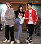 徐若瑄「V Live音樂分享會」攜手師兄熊仔、Shawn楊尚融練團唱跳嗨翻。（記者邱榮吉/攝影） 