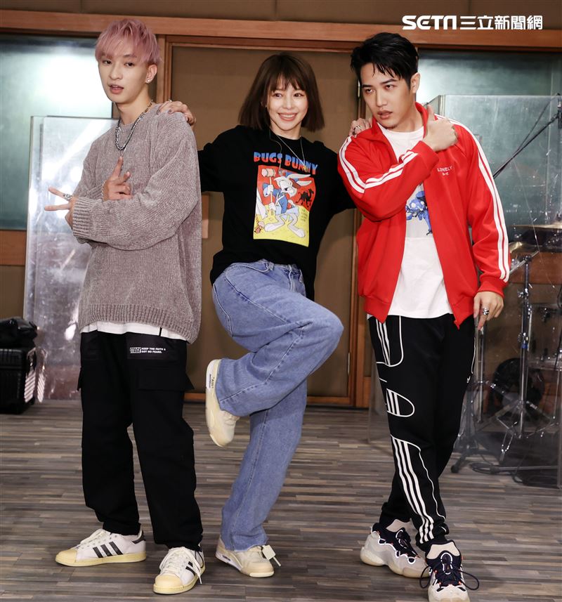 徐若瑄「V Live音樂分享會」攜手師兄熊仔、Shawn楊尚融練團唱跳嗨翻。（記者邱榮吉/攝影） 