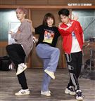 徐若瑄「V Live音樂分享會」攜手師兄熊仔、Shawn楊尚融練團唱跳嗨翻。（記者邱榮吉/攝影） 