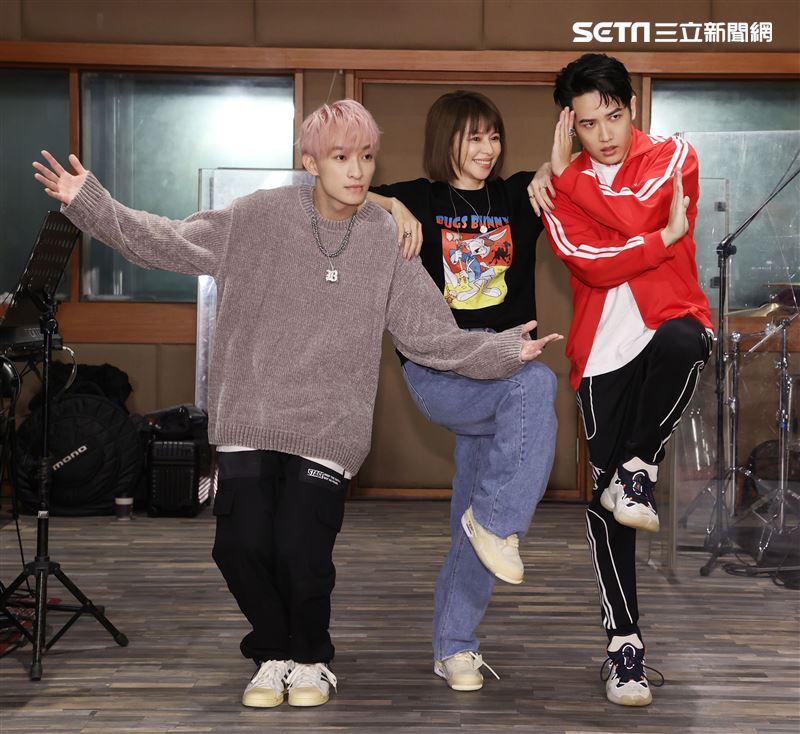 徐若瑄「V Live音樂分享會」攜手師兄熊仔、Shawn楊尚融練團唱跳嗨翻。（記者邱榮吉/攝影） 