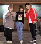 徐若瑄「V Live音樂分享會」攜手師兄熊仔、Shawn楊尚融練團唱跳嗨翻。（記者邱榮吉/攝影） 