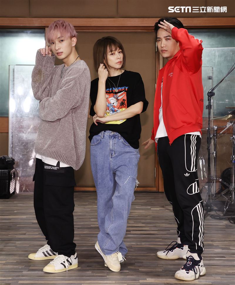 徐若瑄「V Live音樂分享會」攜手師兄熊仔、Shawn楊尚融練團唱跳嗨翻。（記者邱榮吉/攝影） 