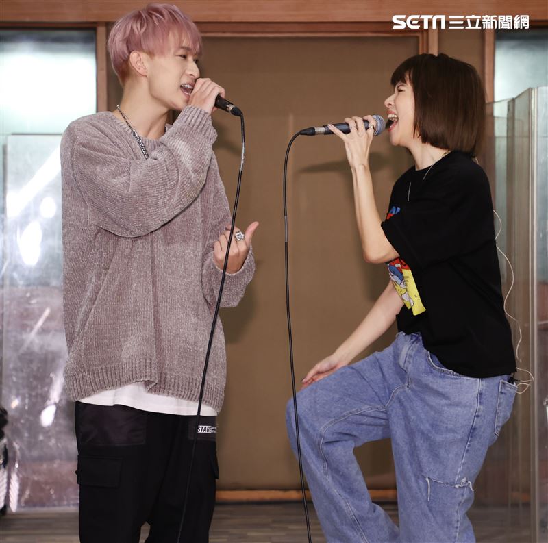 徐若瑄「V Live音樂分享會」攜手師兄熊仔、Shawn楊尚融練團唱跳嗨翻。（記者邱榮吉/攝影） 