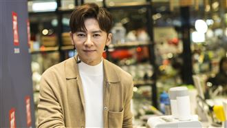 李國毅被脫光　僅靠「一根」擋GG