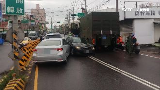獨／軍卡推撞轎車　波及3車釀1傷