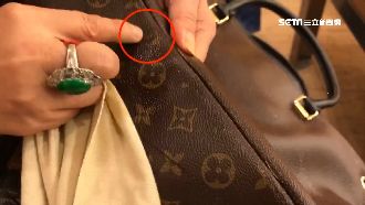 8萬精品包「用水擦」花紋消失她傻爆