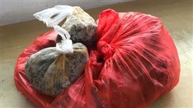 冷凍牛肉,擋風玻璃,吵架,洩憤,情侶(翻攝自 澎湃新聞)