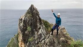 唐振剛挑戰「鳥岩角」。圖／八大電視提供