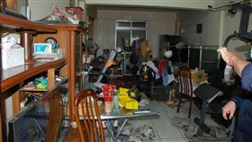 台南傳人倫悲劇　精神病史兒因爭執自宅弒母有精神病史的30歲李姓男子23日凌晨在台南佳里區自宅和52歲陳姓母親發生爭執，怒持水果刀、榔頭攻擊，警方獲報立即趕往現場破門而入逮捕李男，陳女送醫不治。（台南市警局提供）中央社記者張榮祥傳真　109年10月23日