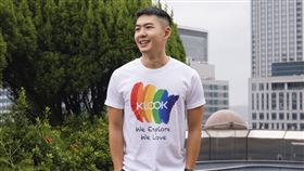 至KLOOK粉絲專頁按讚於指定貼文留言，上傳遊行當日與KLOOK的合照，還能抽限量「KLOOK彩虹T-shirt」。（圖／KLOOK提供）