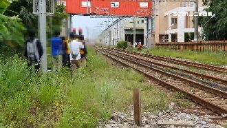 蒸汽火車試開　鐵道迷變裝闖軌道拍照