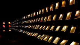 位於高雄駁二藝術特區的「無關實驗書店」打造一片漆黑的空間，微光只打在每本書和幾張閱讀桌上。（圖／翻攝自facebook.com/wuguanbooks）
