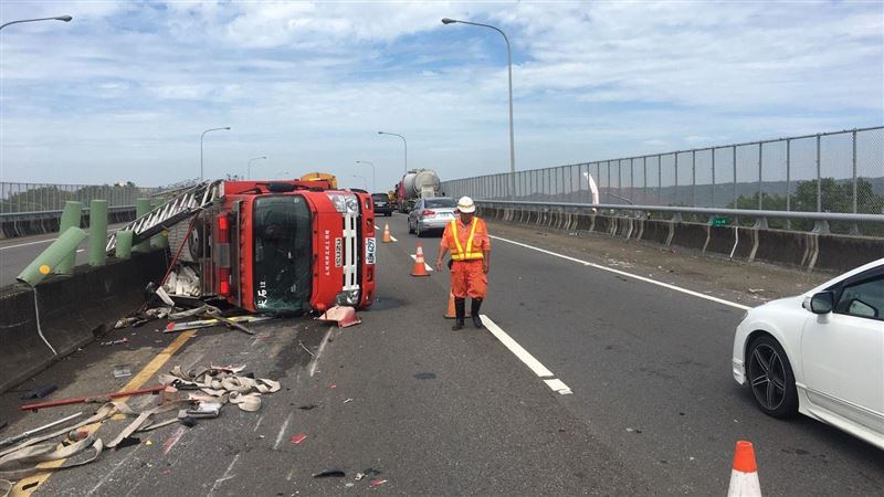 快訊／油罐車撞消防水箱車　2人受傷