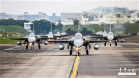 空軍第1聯隊8架IDF戰機昨日返回台南基地，1聯隊安排編號1624號彩繪機做前鋒，9架IDF戰機編隊滑行，在眾人面前呈現大象走路之姿，展現王者歸來的磅礴氣勢。空軍第1聯隊昨安排飛行員眷屬到場迎接，並且共同慶祝飛行員在此次天龍操演中獲得優異成績。（圖／青年日報）