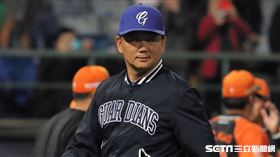 ▲富邦悍將總教練洪一中賽後神情落寞。（圖／記者劉彥池攝影）