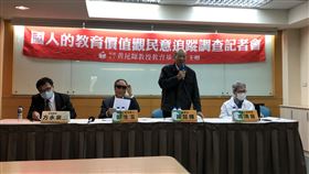 黃昆輝基金會公布國人教育價值觀追蹤調查結果黃昆輝教授教育基金會進行「國人的教育價值觀追蹤調查」，24日公布結果，董事長黃昆輝（右2）表示，民眾對補習的依賴程度加重，值得教育工作者共同省思，教育單位應進一步瞭解原因。中央社記者陳至中台北攝　109年10月24日