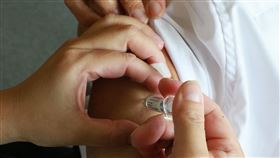 接種流感疫苗（圖／台中慈院提供）